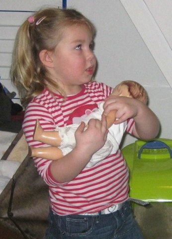 Angelina met de babypop van Nynke